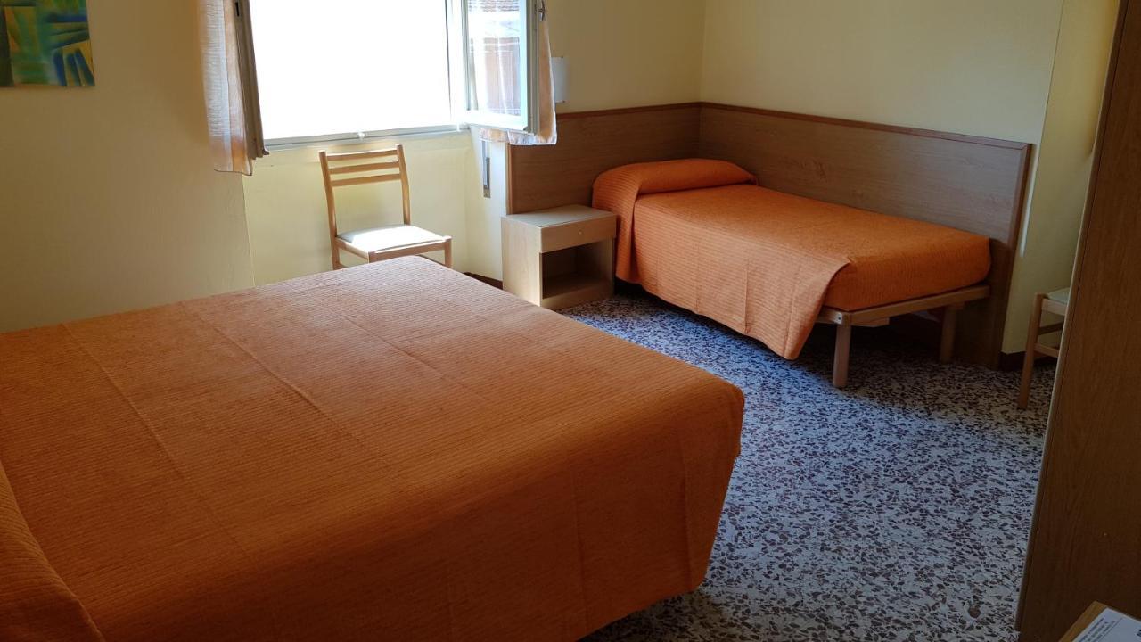 Albergo Meuble Olivi 토스콜라노마데노 외부 사진