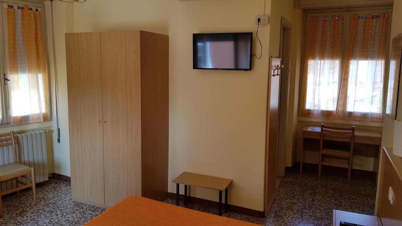 Albergo Meuble Olivi 토스콜라노마데노 외부 사진