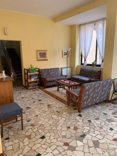 Albergo Meuble Olivi 토스콜라노마데노 외부 사진