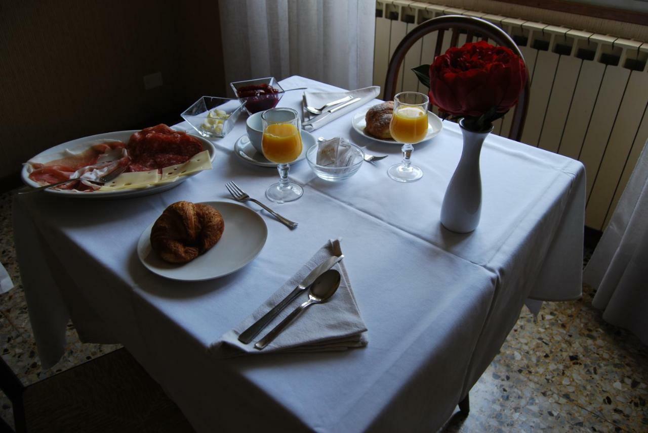 Albergo Meuble Olivi 토스콜라노마데노 외부 사진
